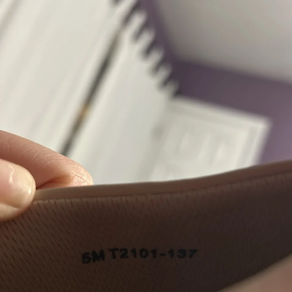 Trotters ‎ alright slip on shoes in cream size 5